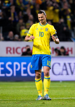 Sveriges Zlatan Ibrahimovic ser deppig ut