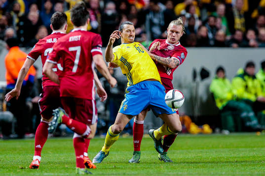 Sveriges Zlatan Ibrahimovic hårt bevakad utav Danmarks