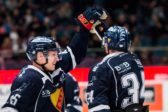 Djurgårdens Alexander Falk och Daniel Brodin jublar