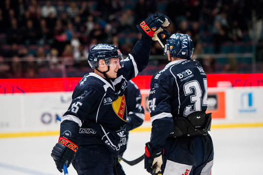 Djurgårdens Alexander Falk och Daniel Brodin jublar
