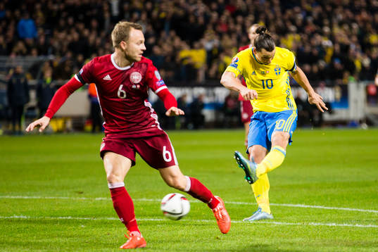 Sveriges Zlatan Ibrahimovic med ett skott mot mål