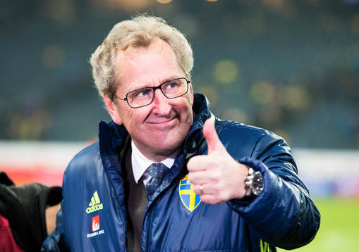 Sveriges förbundskapten Erik Hamrén gör tummen upp
