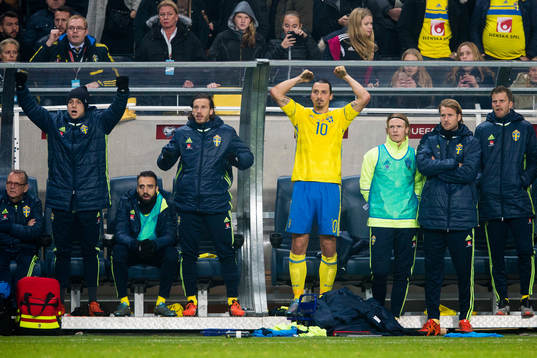 Sveriges Zlatan Ibrahimovic och övriga på bänken jublar