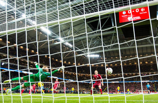 Sveriges Emil Forsberg gör 1-0 bakom Danmarks målvakt