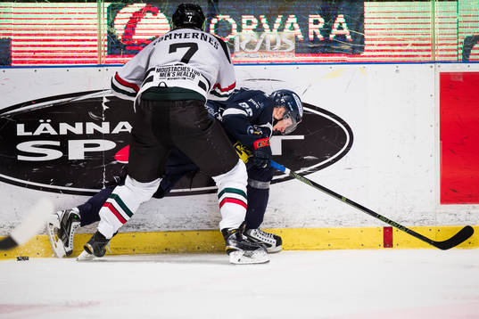 Henrik Tömmernes och Djurgårdens Marcus Sörensen i en