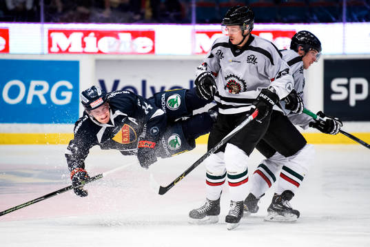 Djurgårdens Alexander Fällström i en närkamp med