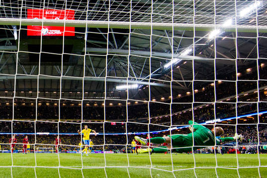 Sveriges Zlatan Ibrahimovic gör 2-0 för Sverige bakom