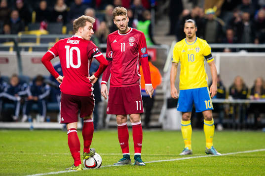Danmarks Christian Eriksen och Nicklas Bendtner väntar på