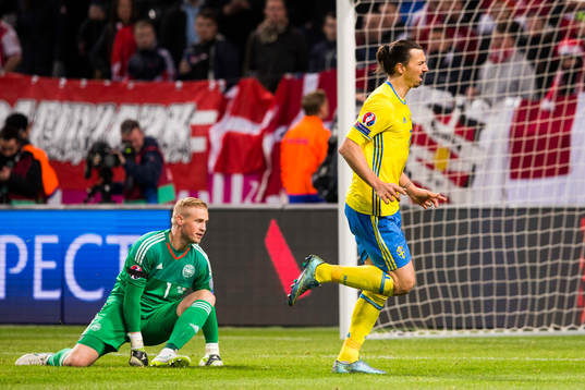 Danmarks målvakt Kasper Schmeichel ser depig ut och