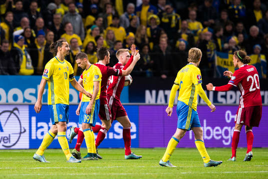 Sveriges Zlatan Ibrahimovic och Marcus Berg deppar medan