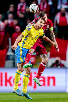 Sveriges Zlatan Ibrahimovic och Danmarks Daniel Agger i en