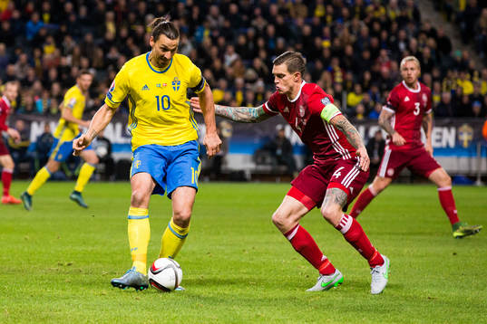 Sveriges Zlatan Ibrahimovic och Danmarks Daniel Agger