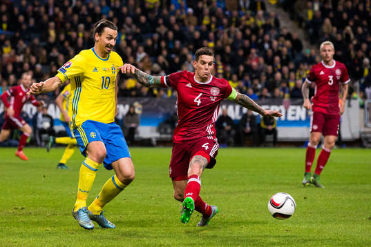 Sveriges Zlatan Ibrahimovic och Danmarks Daniel Agger
