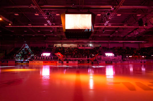 Under intro innan ishockeymatchen i SHL mellan Karlskrona