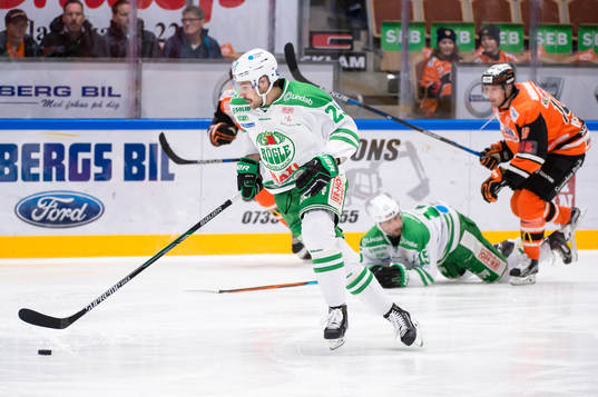 Rögles Ludvig Rensfeldt med pucken