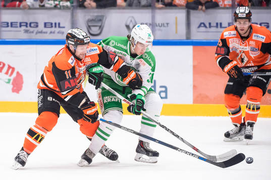 Rögles Filip Karlsson i kamp om pucken med Karlskronas
