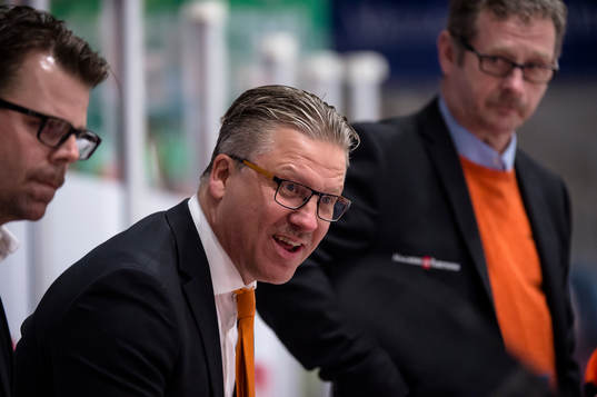 Karlskronas tränare Per Hånberg skrattar åt ett domslut