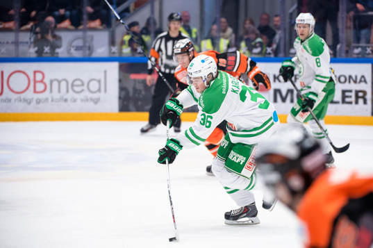 Rögles Filip Karlsson slår i väg pucken