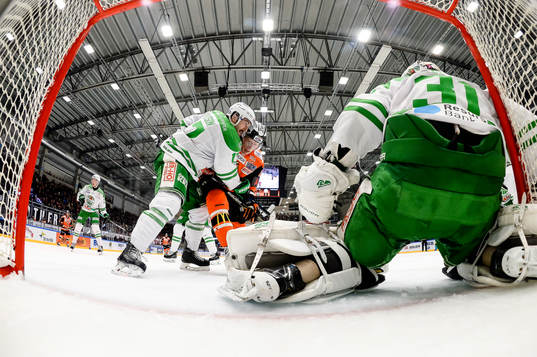 Karlskronas Toni Kähkönen blir stoppad framför Rögles