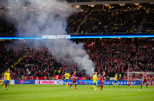 Danmarks supportar med rökbomber