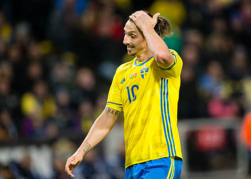 Sveriges Zlatan Ibrahimovic tar sig för pannan