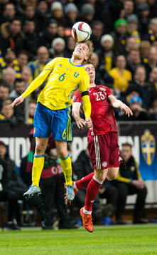 Sveriges Emil Forsberg i kamp om bollen med Danmarks Pierre