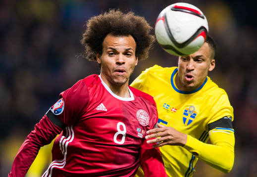Danmarks Martin Braithwaite i en nickduell med Sveriges