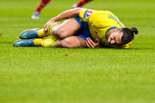 Sveriges Zlatan Ibrahimovic liger ner och tar sig för benet