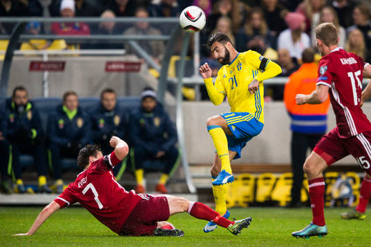 Danmarks William Kvist i kamp om bollen med Sveriges Jimmy