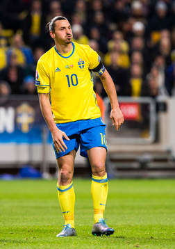 Sveriges Zlatan Ibrahimovic grinar illa