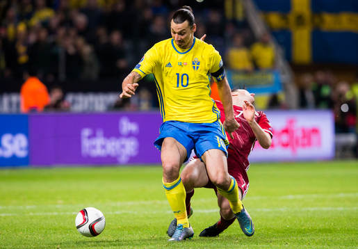 Sveriges Zlatan Ibrahimovic i kamp om bollen med Danmarks