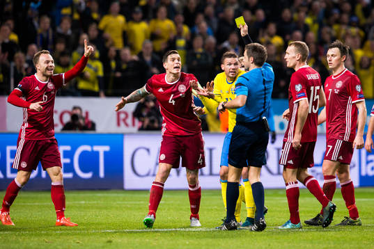 Danmarks Daniel Agger får gult kort av domare Nicola