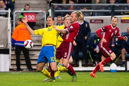 Sveriges Zlatan Ibrahimovic i kamp om bollen med Danmarks