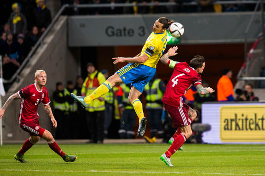 Sveriges Zlatan Ibrahimovic i en nickduell med Danmarks