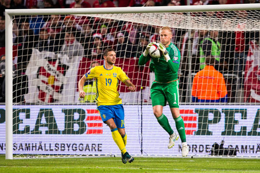 Sveriges Marcus Berg ser på när Danmarks målvakt Kasper