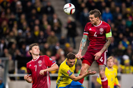 Danmarks William Kvist och Sveriges Marcus Berg når inte
