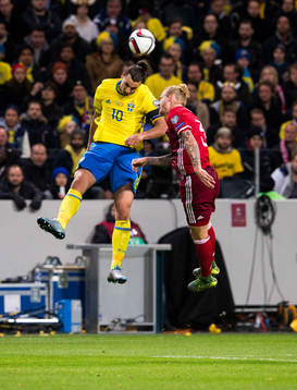 Sveriges Zlatan Ibrahimovic i en nickduell med Danmarks