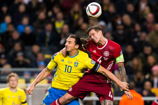 Sveriges Zlatan Ibrahimovic i en nickduell med Danmarks