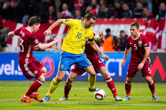 Sveriges Zlatan Ibrahimovic mot Danmarks Pierre Höjbjerg,