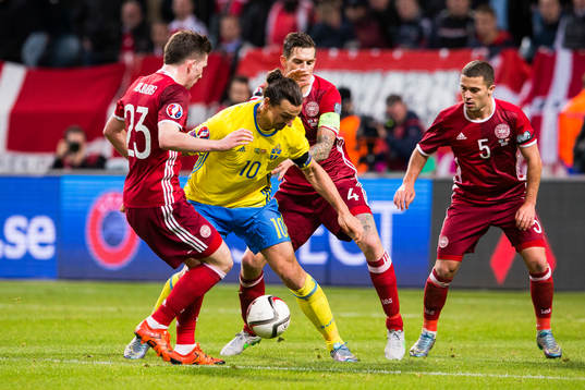 Sveriges Zlatan Ibrahimovic mot Danmarks Pierre Höjbjerg,