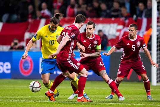 Sveriges Zlatan Ibrahimovic mot Danmarks Pierre Höjbjerg,