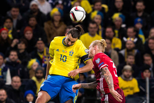 Sveriges Zlatan Ibrahimovic i en nickduell med Danmarks