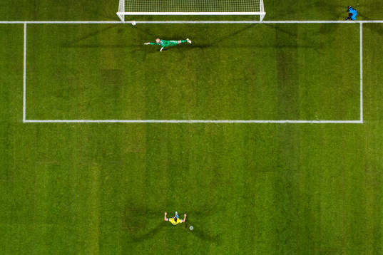 Sveriges Zlatan Ibrahimovic gör 2-0 bakom Danmarks