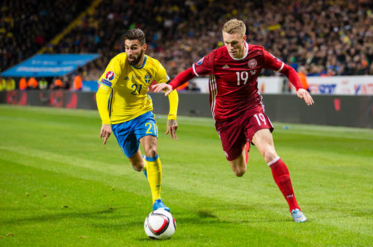 Danmarks Nicolai Jörgensen jagas av Sveriges Jimmy Durmaz