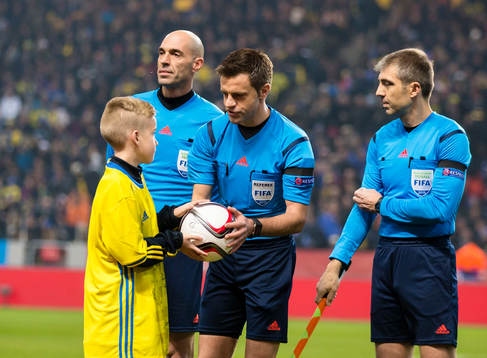 Ludwig Berg överlämnar matchbollen till Domare Nicola