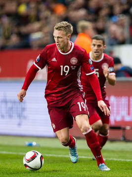 Danmarks Nicolai Jörgensen med boll