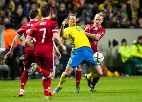 Sveriges Zlatan Ibrahimovic i kamp om bollen med Danmarks