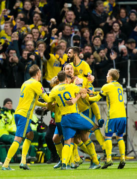 Sveriges Zlatan Ibrahimovic gör 2-0 och gratuleras av