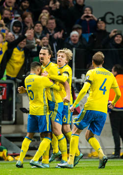 Sveriges Zlatan Ibrahimovic gör 2-0 och gratuleras av