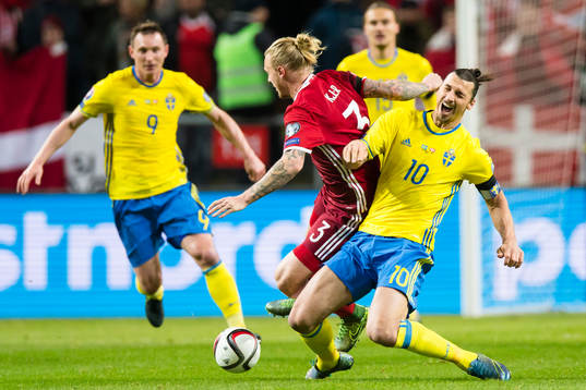 Sveriges Zlatan Ibrahimovic  i kamp om bollen med Danmarks